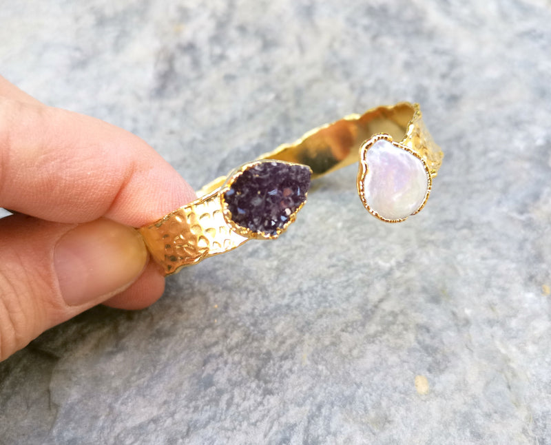 Hammered Bracelet with Amethyst Gemstone and Real Pearl Gold Plated Brass Adjustable SR538