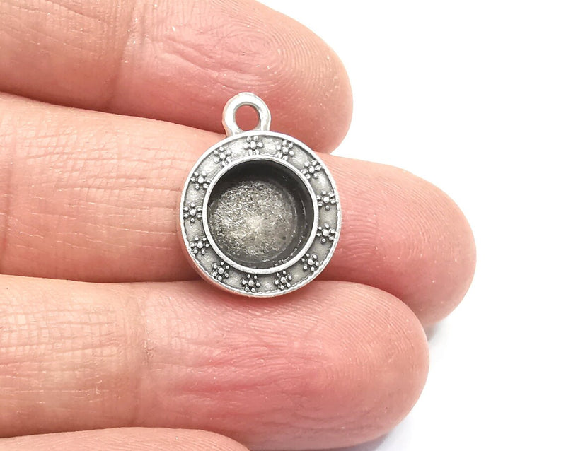 2 Flower Round Pendant Blanks, Resin Bezel Bases, Mosaic Mountings, Dry flower Frame, Polymer Clay base, Antique Silver Plated (10mm) G33138