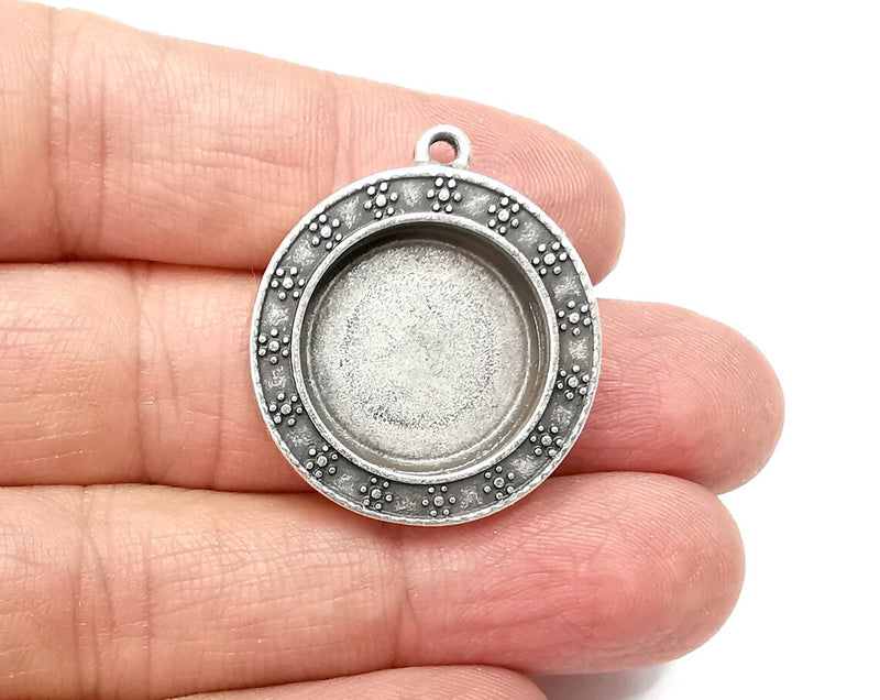 Flower Round Pendant Blanks, Resin Bezel Bases, Mosaic Mountings, Dry flower Frame, Polymer Clay base, Antique Silver Plated (20mm) G33165