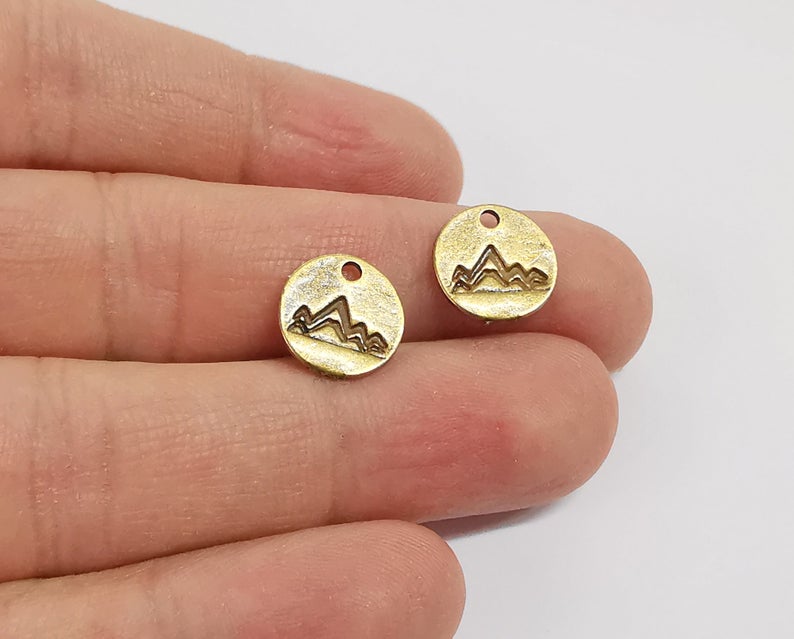 10 Mountain round charms Antique bronze plated charms (12mm) G24203