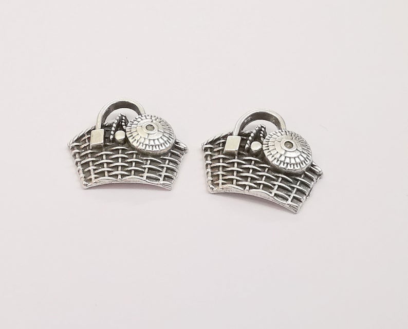 4 Hamper charms Antique silver plated charms (25x22mm) G24333