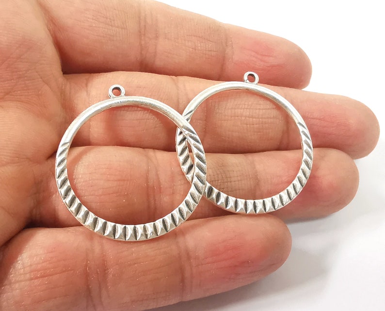 4 Ribbed round charms Double sided Antique silver plated charms (37x33 mm) G24531