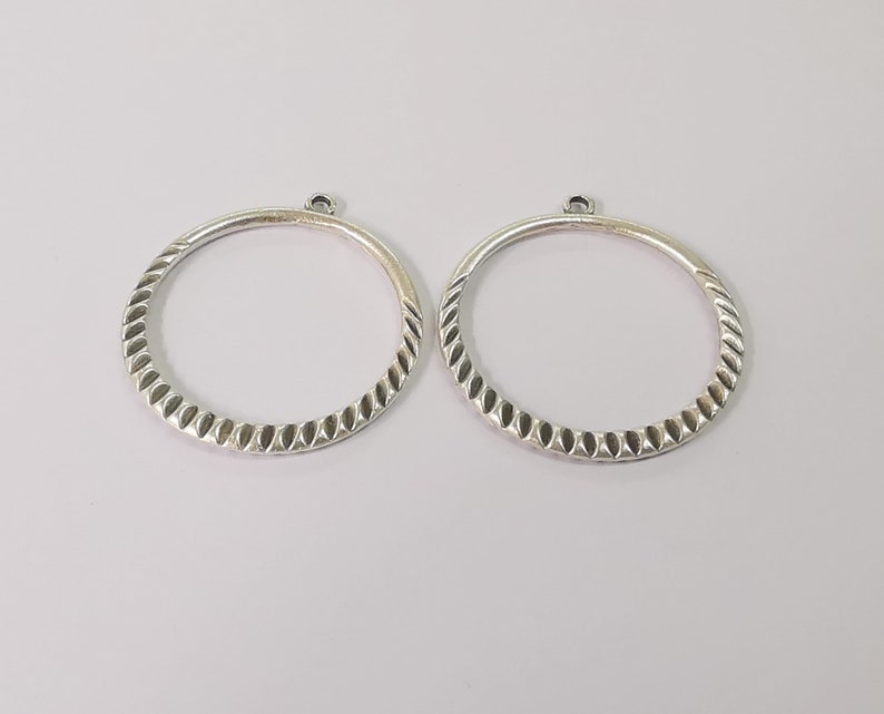 4 Ribbed round charms Double sided Antique silver plated charms (37x33 mm) G24531