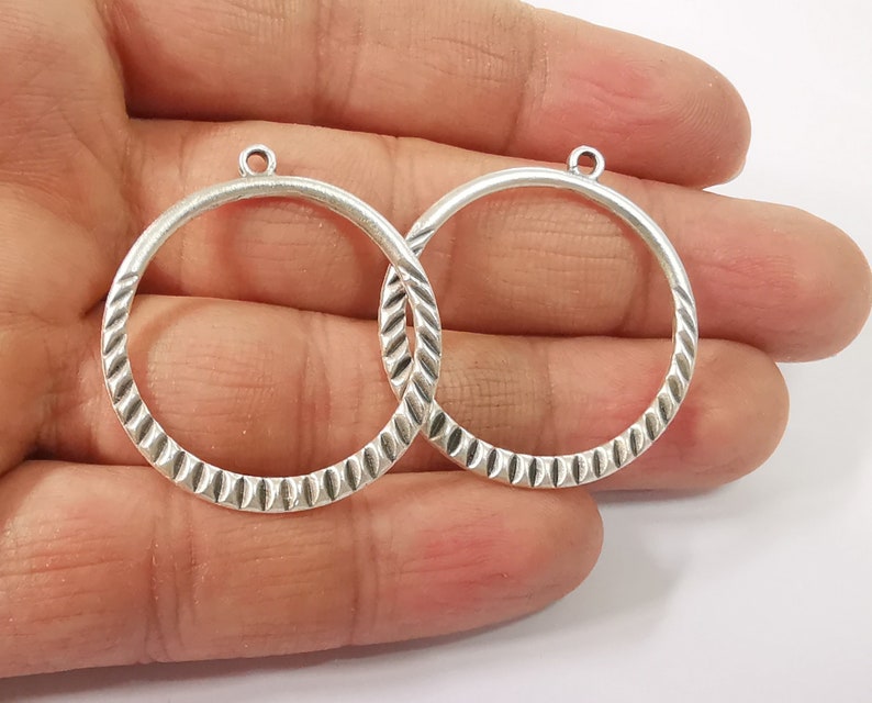 4 Ribbed round charms Double sided Antique silver plated charms (37x33 mm) G24531