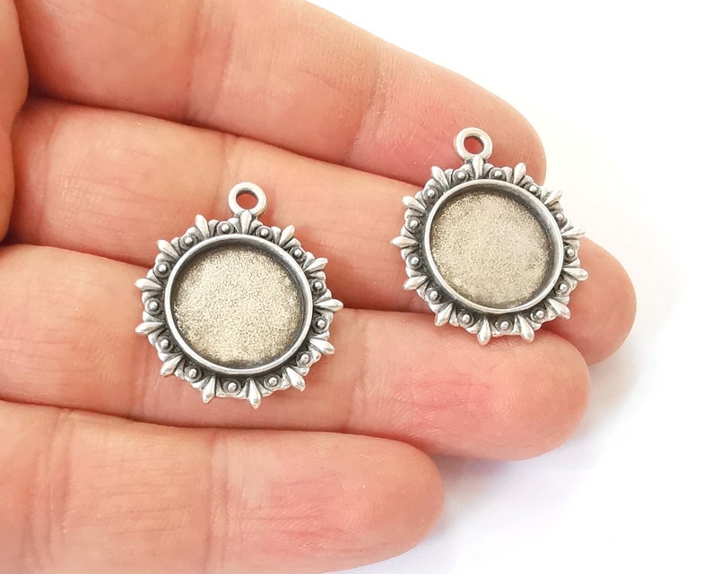 2 Round frame pendant blank Antique silver plated pendant (28x24mm) (16mm Blank Size) G24590