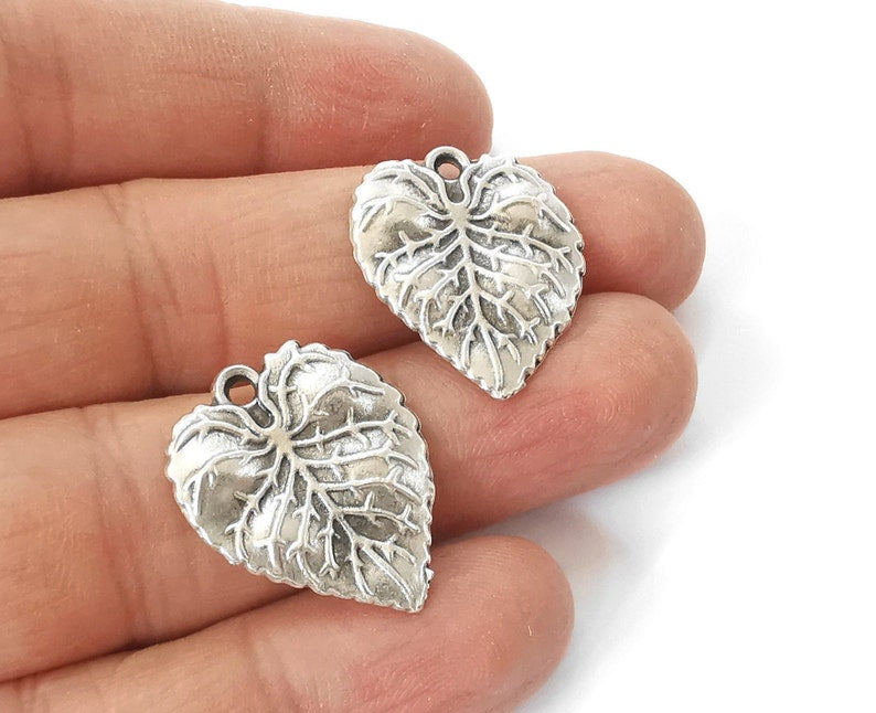 4 Veined Leaf charms Antique silver plated charms (25x21mm) G24607