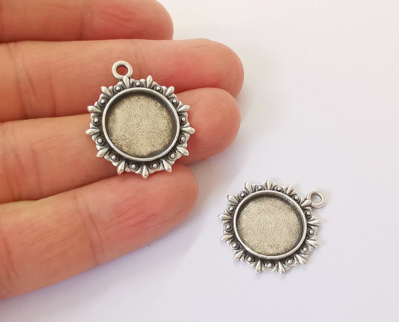 2 Round frame pendant blank Antique silver plated pendant (28x24mm) (16mm Blank Size) G24590