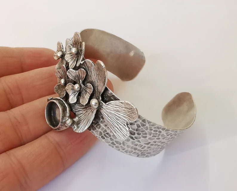 Flowers hammered bracelet brass cuff blank bezel Glass cabochon base Adjustable antique silver plated brass (10mm Blanks ) G27764