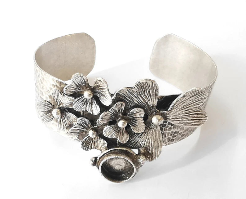 Flowers hammered bracelet brass cuff blank bezel Glass cabochon base Adjustable antique silver plated brass (10mm Blanks ) G27764