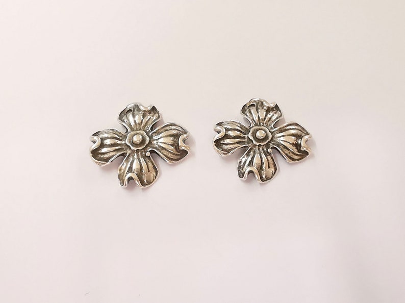 2 Flower Charms Antique Silver Plated Charms (26x26mm) G24767