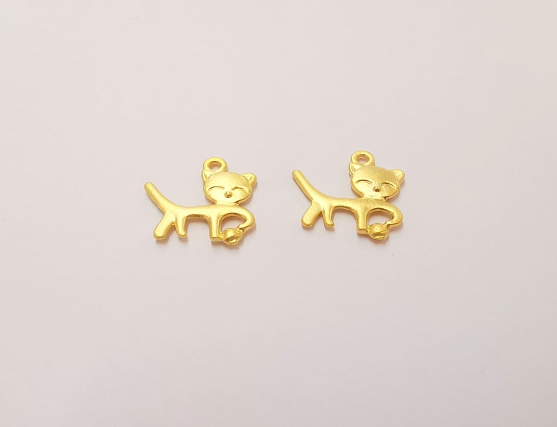 10 Cat Ball Charms Gold Plated Charms (19x18mm) G24840