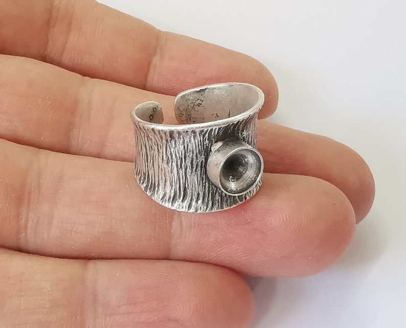 Brushed curved ring setting blank Cabochon base ring mounting Adjustable ring base bezel (8 mm) Antique Silver Plated Brass G25073