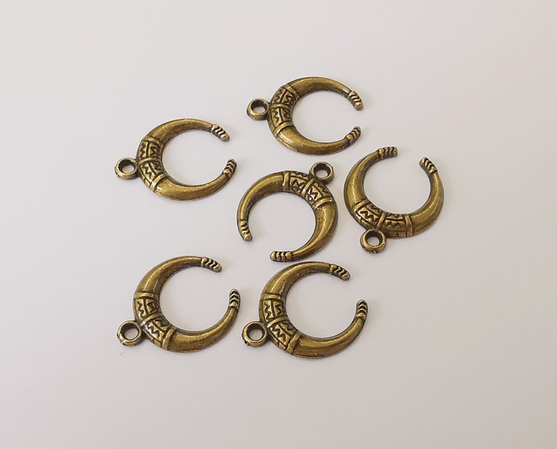 10 Crescent moon charm Antique bronze plated charms (18x15mm) G25127