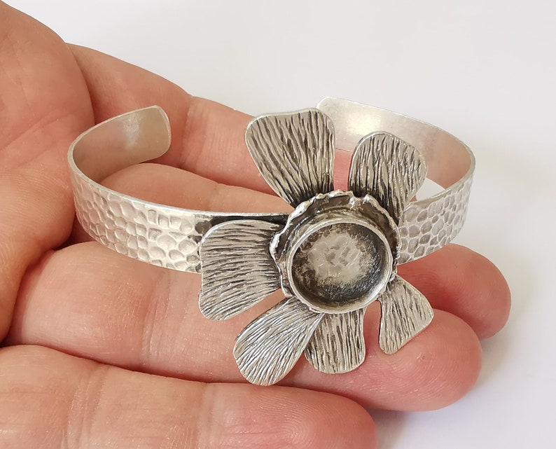 Flower hammered bracelet brass cuff blank bezel Glass cabochon base Adjustable antique silver plated brass (14mm Blanks ) G25180