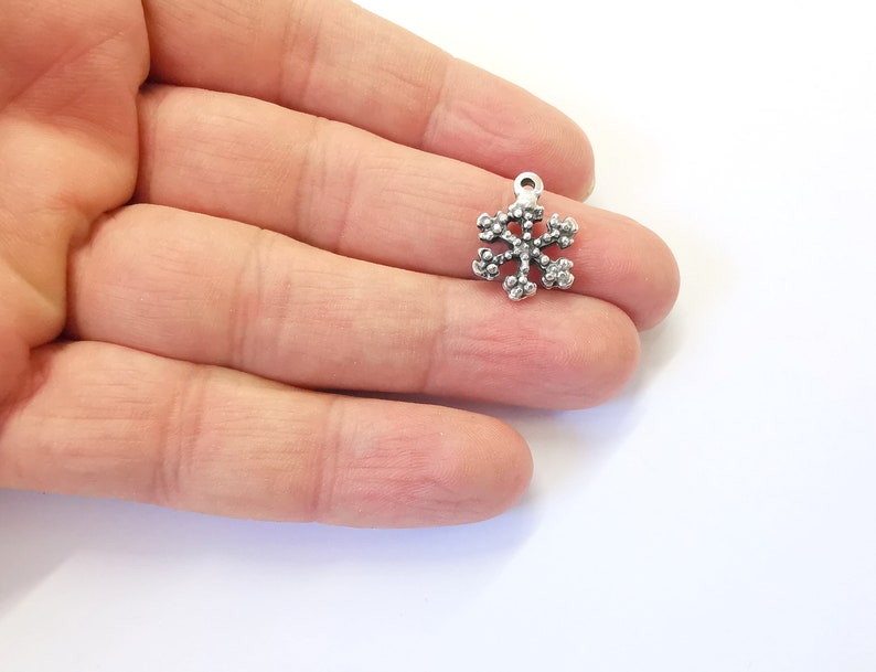 10 Snowflake Charms Antique Silver Plated Charms (19x14mm) G25003