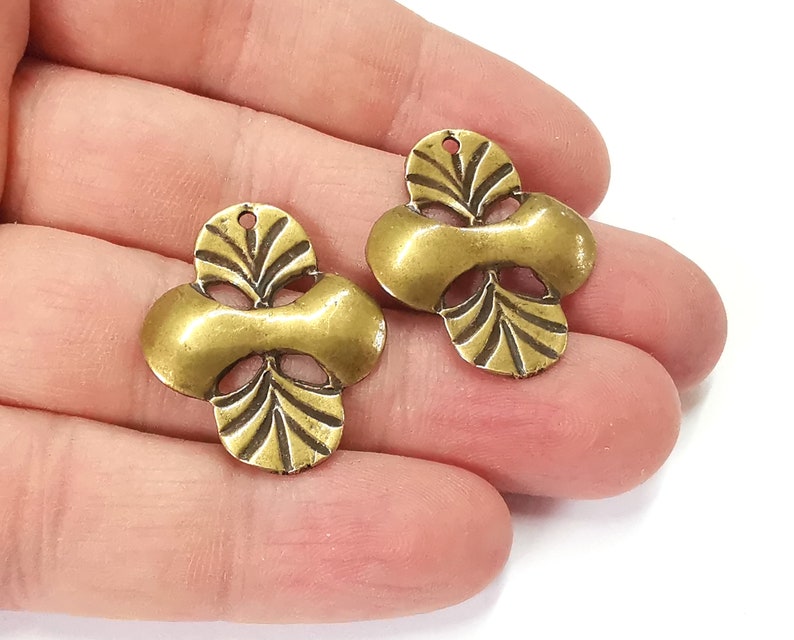 2 Antique bronze charms Antique bronze plated charms (25x20mm) G25226