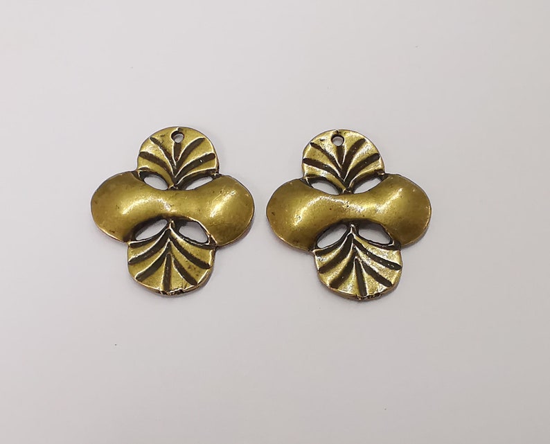 2 Antique bronze charms Antique bronze plated charms (25x20mm) G25226
