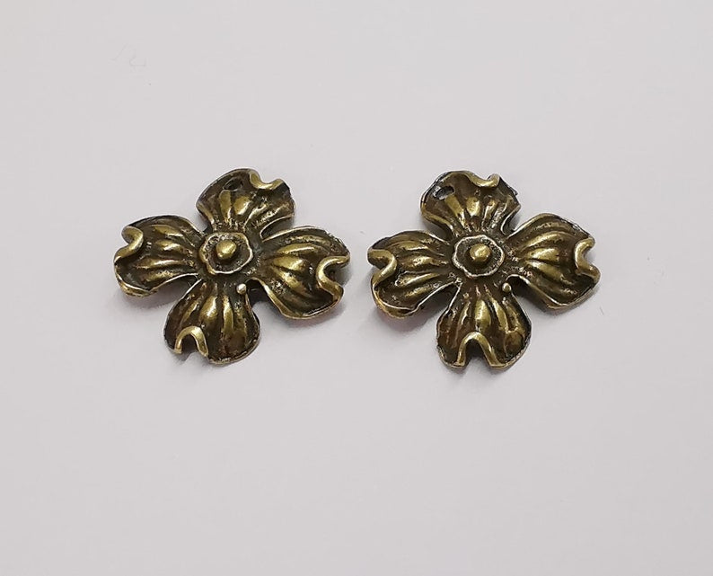 2 Flower charms Antique bronze plated charms (26x26mm) G25273