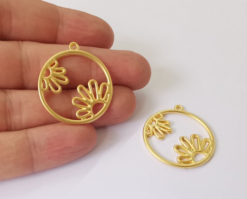 2 Flower circle charms Gold plated charms (33x30mm) G25080