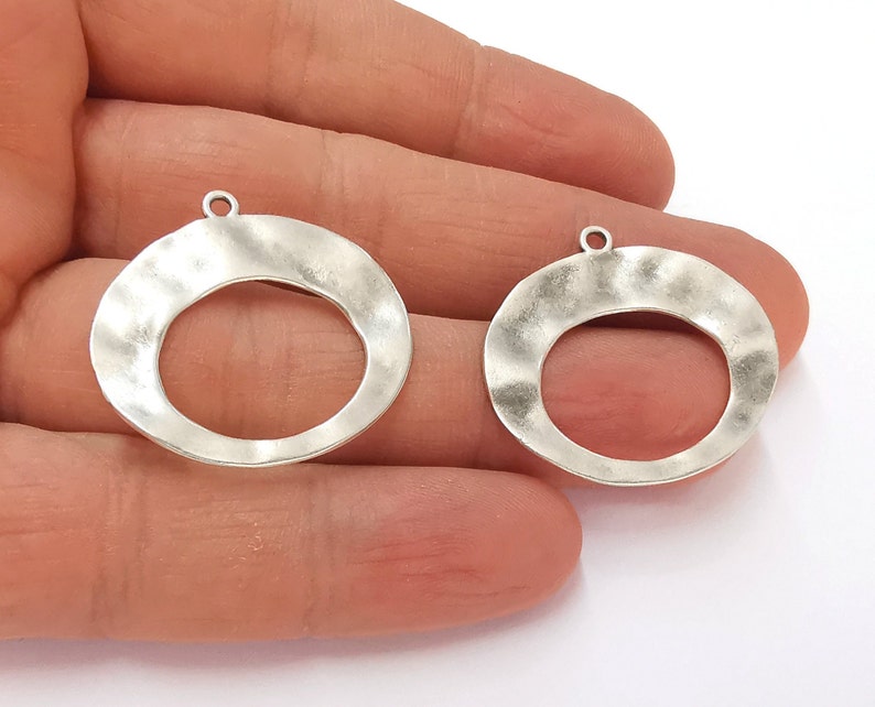 4 Hammered circle charm Antique silver plated charms (31x29 mm) G25091