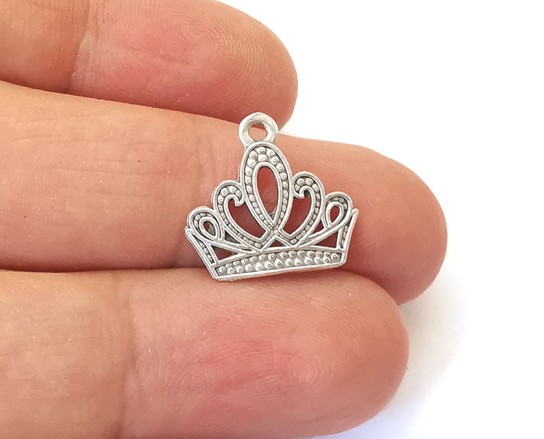 10 Crown charms Antique Silver Plated Charms (17x16mm) G25337