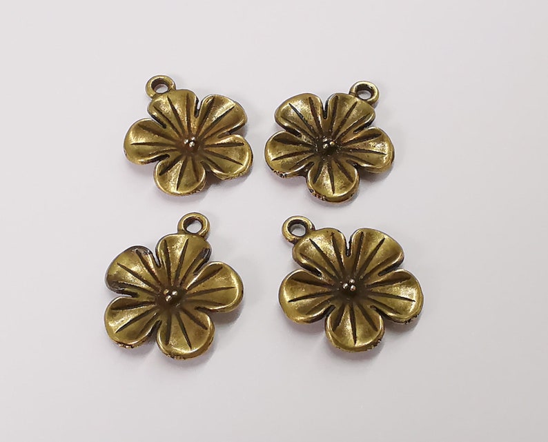 10 Flower charms Antique bronze plated charms (22x19mm) G25345