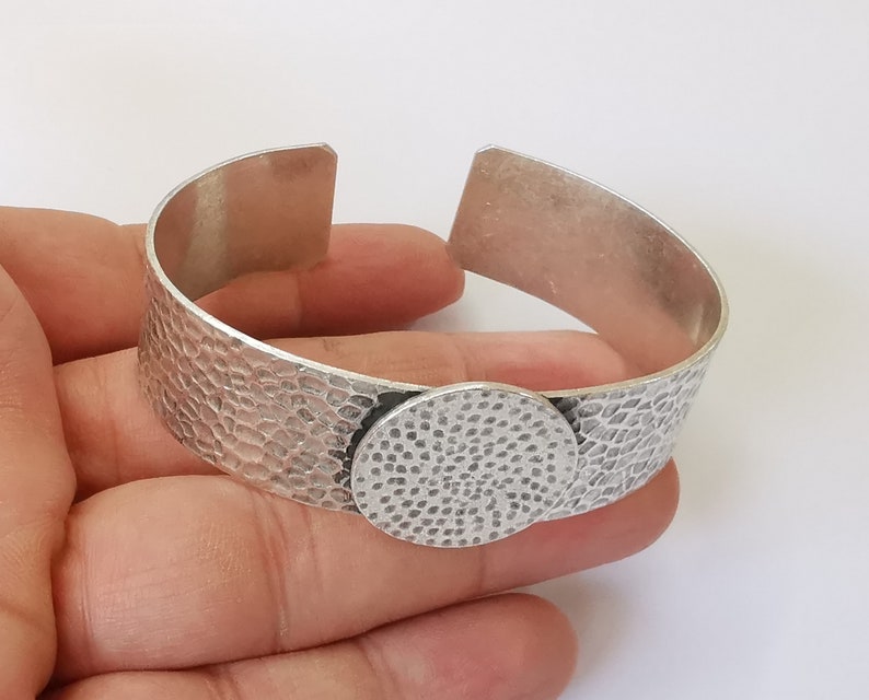 Hammered bracelet base blank resin Bezel Cuff Bezel Glass Cabochon base Adjustable Antique Silver (25mm ) G25357