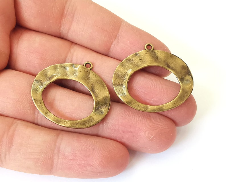 4 Hammered circle charm Antique bronze plated charms (31x29 mm) G25137