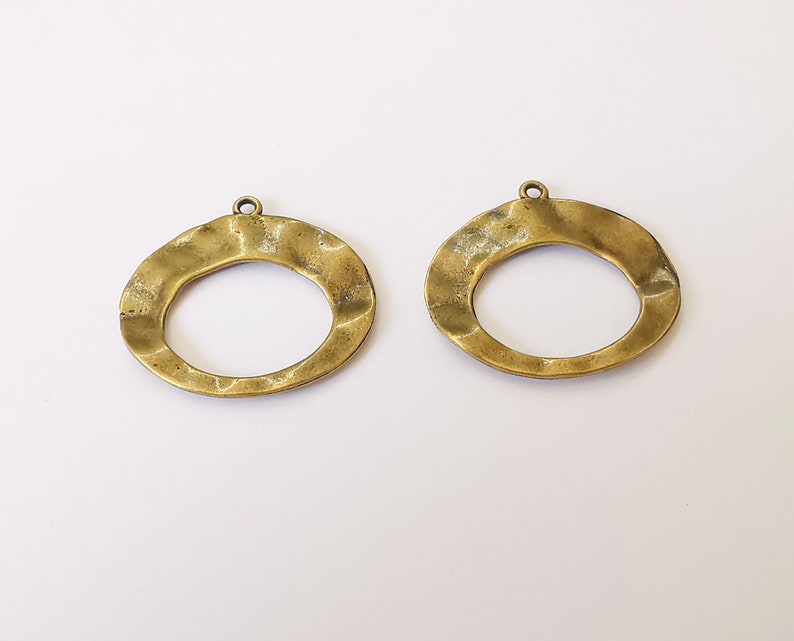 4 Hammered circle charm Antique bronze plated charms (31x29 mm) G25137