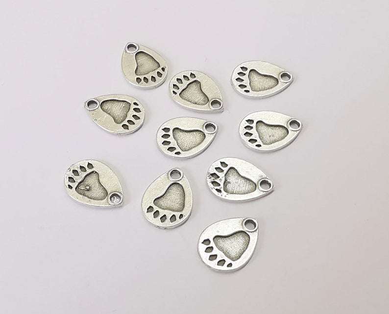 8 Footprint charms Antique silver plated charms (14x10mm) G25388