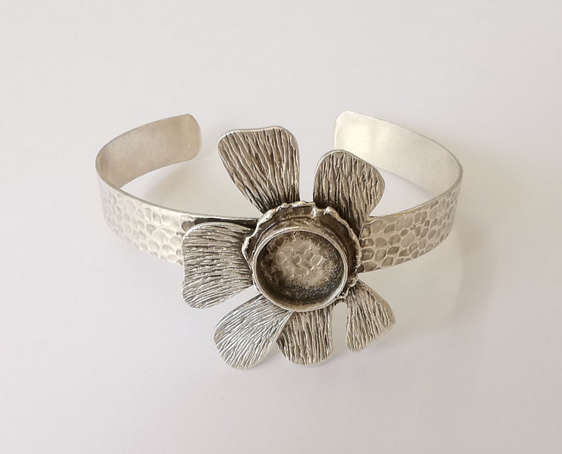 Flower hammered bracelet brass cuff blank bezel Glass cabochon base Adjustable antique silver plated brass (14mm Blanks ) G25180