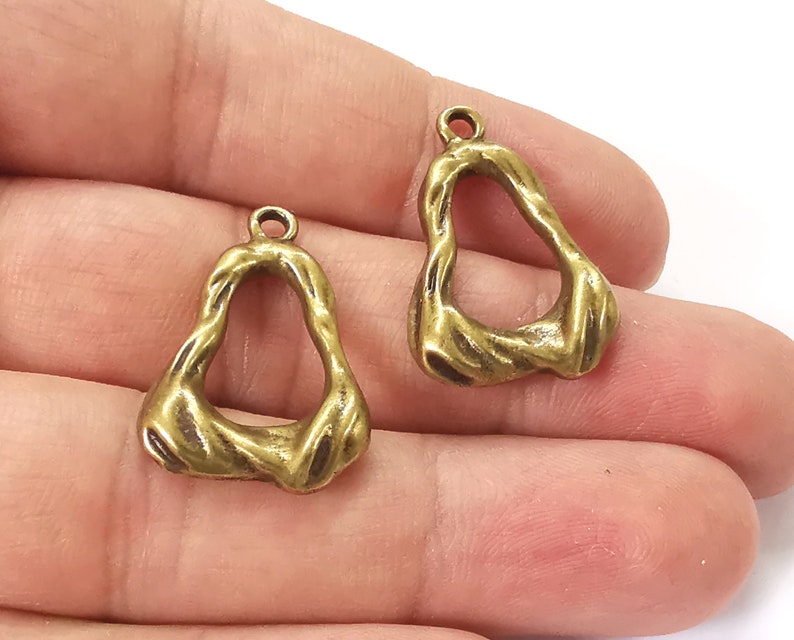 4 Antique bronze charms Antique bronze plated charms (29x19mm) G25423