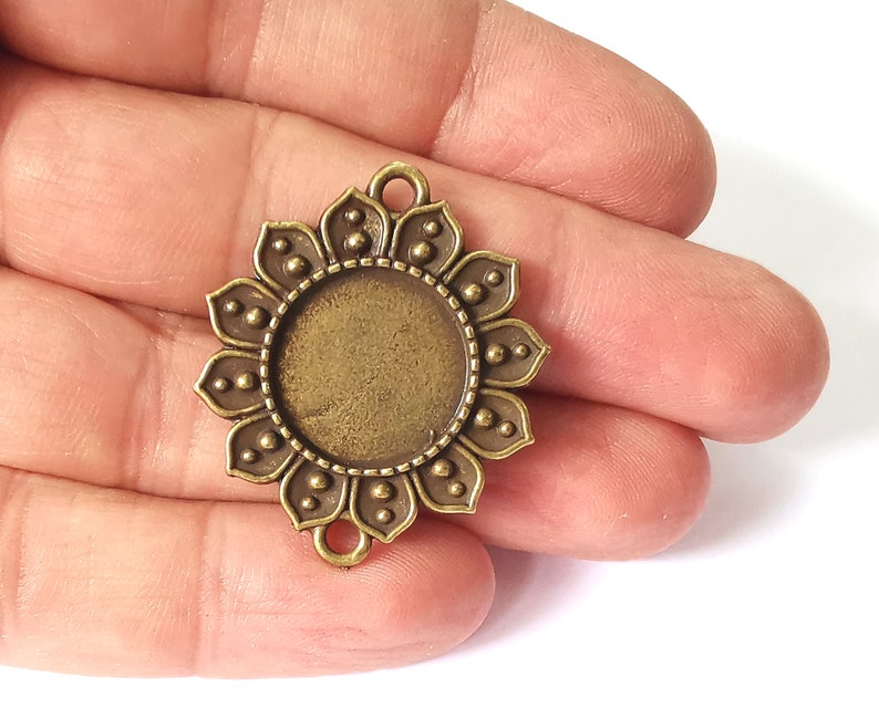 2 Flowers connector frame pendant blank Antique bronze plated pendant (37x31mm) (17mm Blank Size) G25217