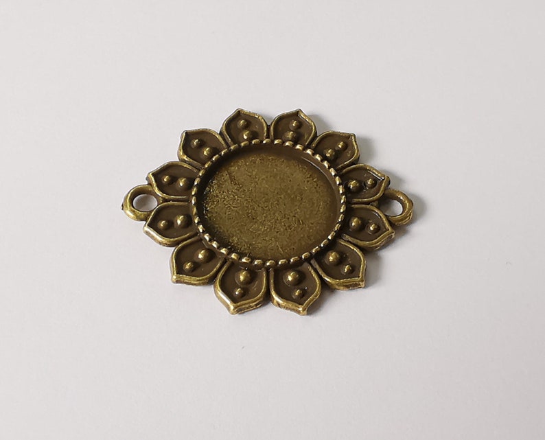 2 Flowers connector frame pendant blank Antique bronze plated pendant (37x31mm) (17mm Blank Size) G25217