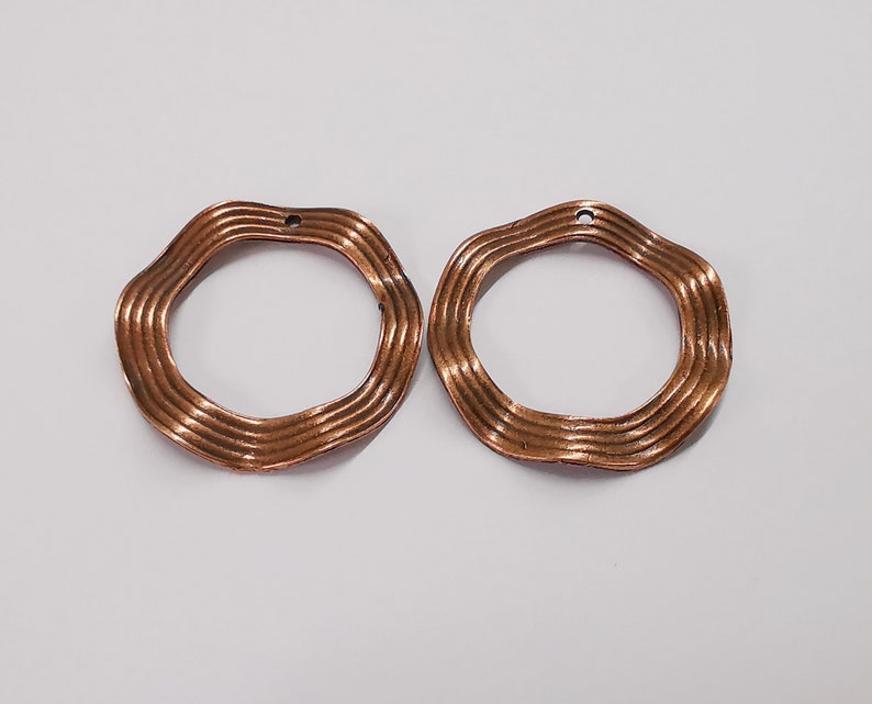2 Wavy circle charms Antique copper plated charms (35mm) G25248
