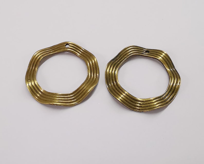 2 Wavy circle charms Antique bronze plated charms (35mm) G25252