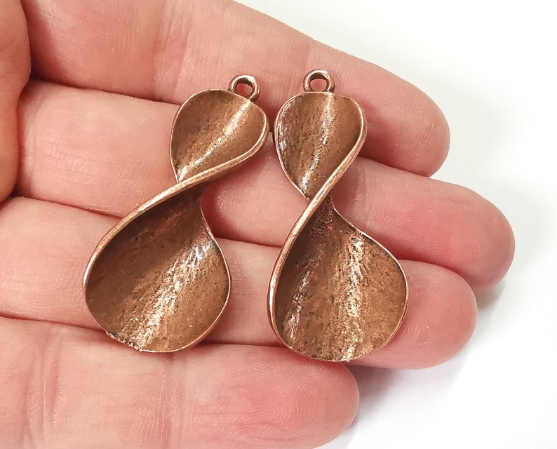 2 Curvy dangle charms Antique copper plated charms (46x20mm) G25261