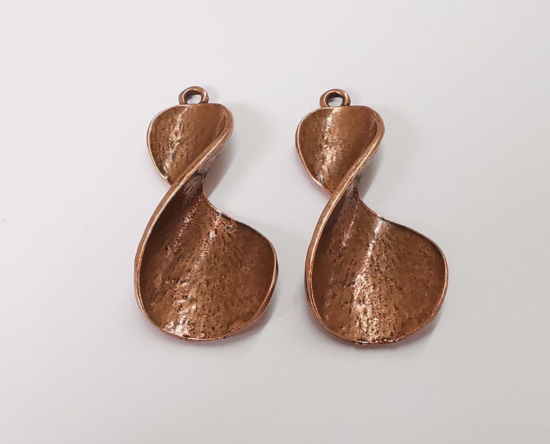 2 Curvy dangle charms Antique copper plated charms (46x20mm) G25261
