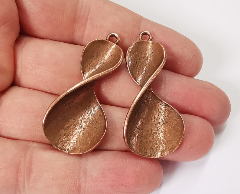 2 Curvy dangle charms Antique copper plated charms (46x20mm) G25261