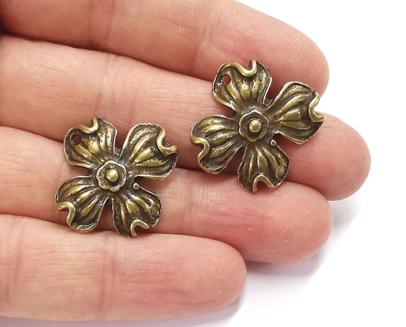 2 Flower charms Antique bronze plated charms (26x26mm) G25273