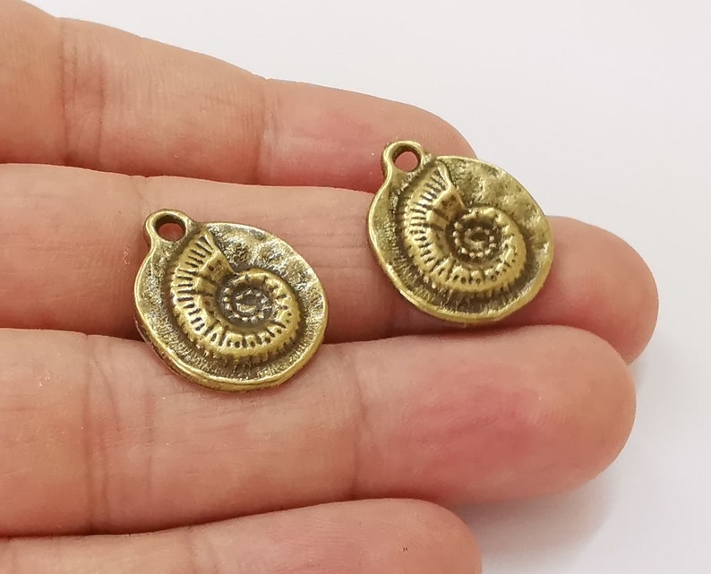 4 Ammonite round (double sided) charms Antique bronze plated charms (23x19mm) G25525