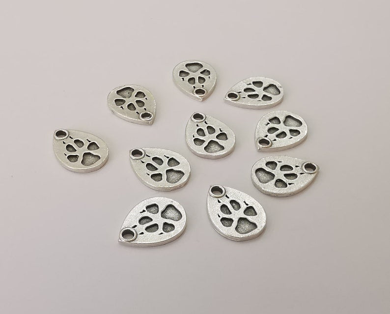 8 Footprint charms Antique silver plated charms (14x10mm) G25544