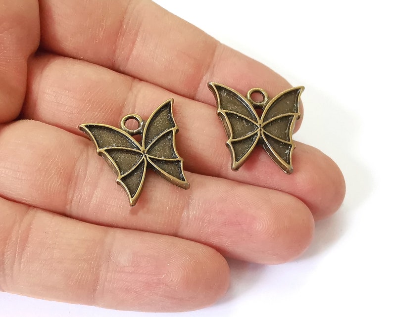 4 Butterfly charms Antique bronze plated charm (23x22mm) G25294