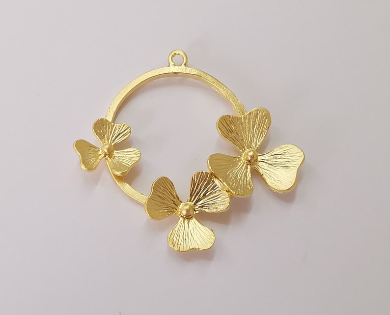 Flowers round pendant Gold Plated pendant (55x51mm) G25604