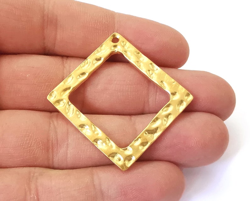 2 Hammered square charms Gold plated charms (32x32mm) G26079