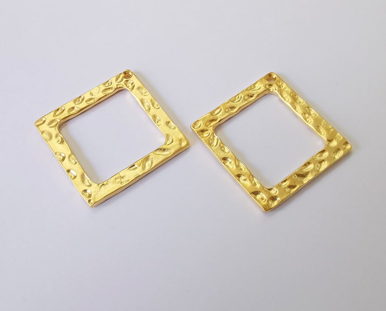2 Hammered square charms Gold plated charms (32x32mm) G26079