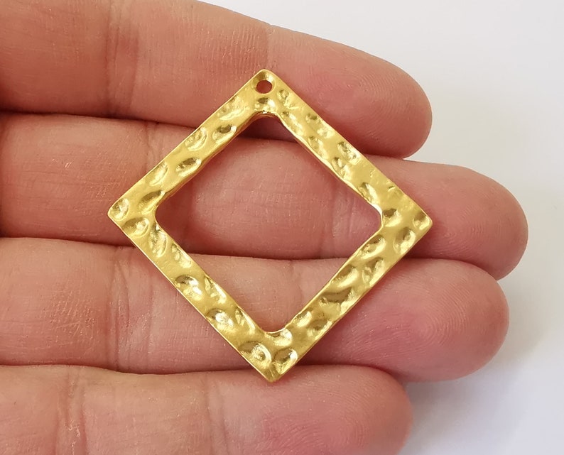 2 Hammered square charms Gold plated charms (32x32mm) G26079