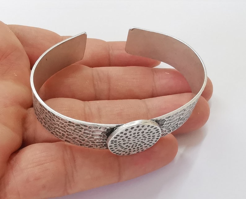 Bracelet blank Resin dry flower inlay blank Cuff bezel Glass cabochon base Hammered adjustable Antique silver bracelet base (20mm ) G25678