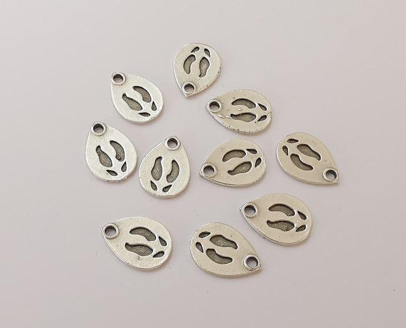 8 Antique silver plated charms (14x10mm) G25574