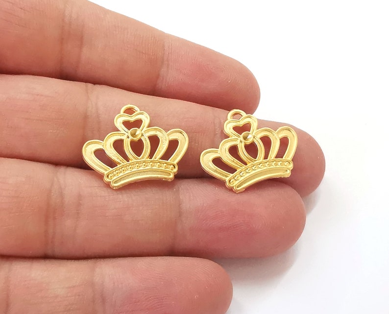 4 Crown charms Gold plated charms (23x18mm) G25762